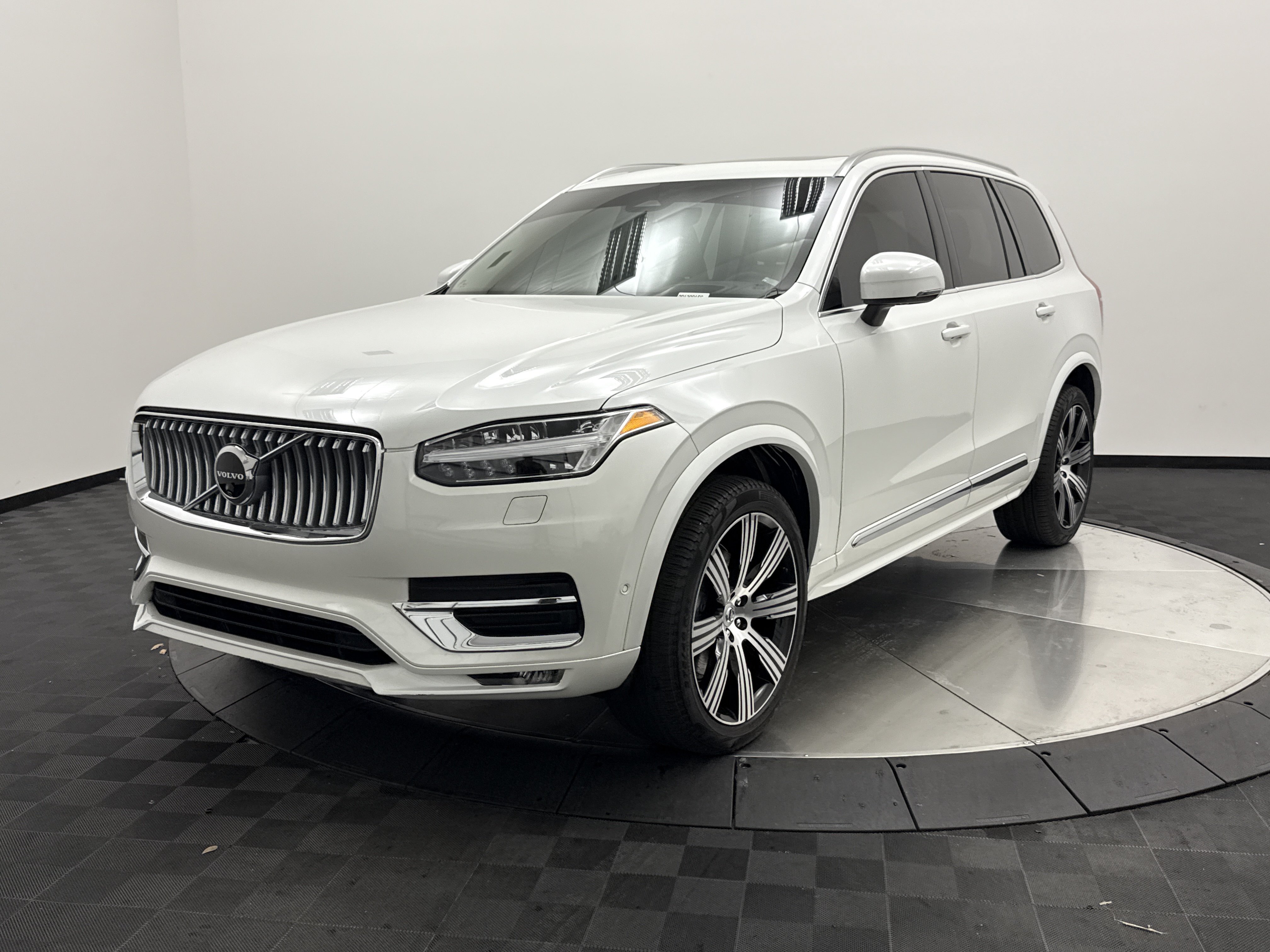 Certified 2024 Volvo XC90 B6 Ultimate w/ Protection Package Premier AWD/4WD image 3
