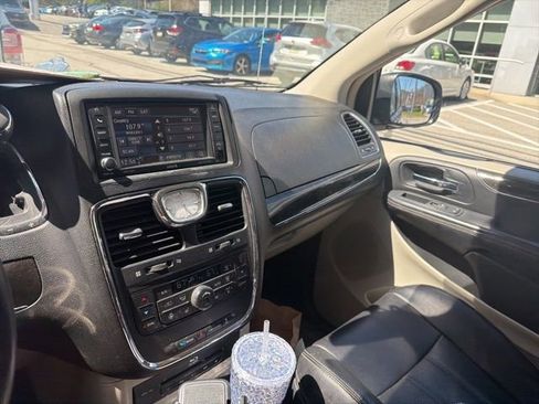 Used 2014 Chrysler Town & Country Touring-L w/ Driver Convenience Group image 24