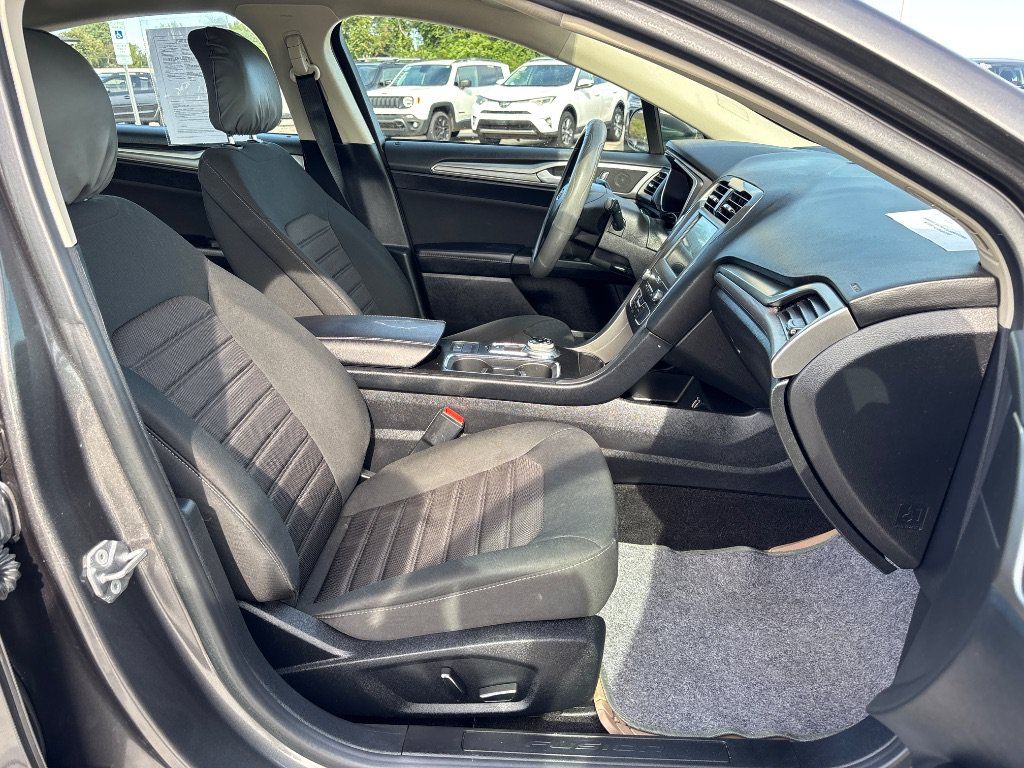 Used 2019 Ford Fusion SE FWD image 24
