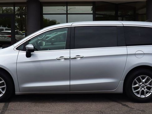 Used 2023 Chrysler Voyager LX image 8