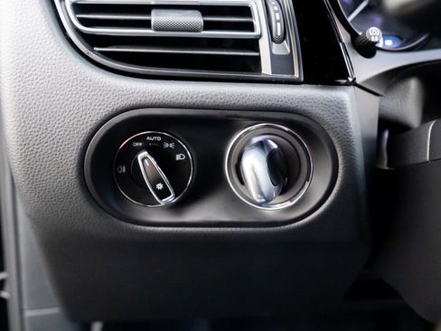 Certified 2025 Porsche Macan image 20