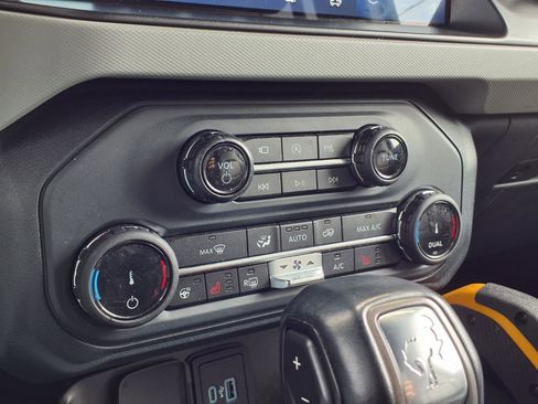 Used 2022 Ford Bronco Badlands image 14