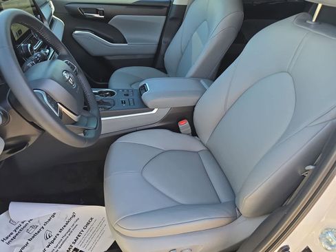 Certified 2025 Toyota Highlander XLE AWD/4WD image 17