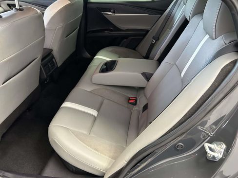 Used 2025 Toyota Camry SE w/ Convenience Package FWD image 12