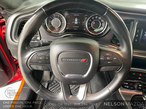 Used 2015 Dodge Challenger SXT image 21