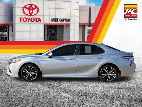 Used 2020 Toyota Camry SE FWD image 2