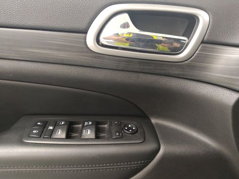 Used 2019 Jeep Grand Cherokee Altitude AWD/4WD image 27