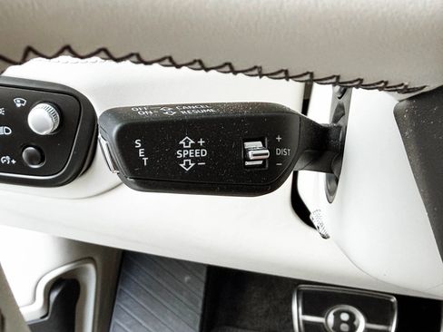Used 2022 Bentley Bentayga AWD/4WD image 26