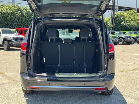 New 2027 Chrysler Pacifica Select FWD image 15