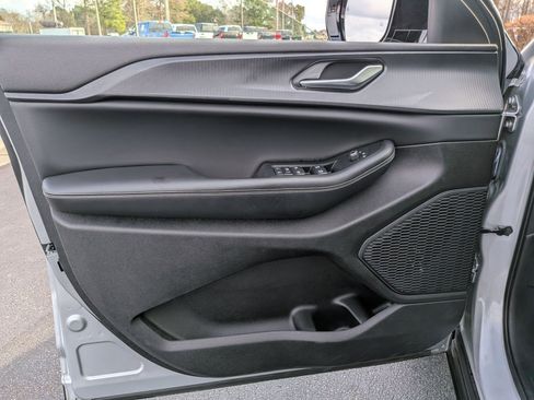 Used 2023 Jeep Grand Cherokee L Laredo image 11