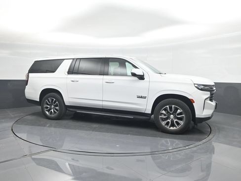 Used 2022 Chevrolet Suburban LT w/ Luxury Package RWD image 11