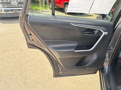Used 2021 Toyota RAV4 LE FWD image 18