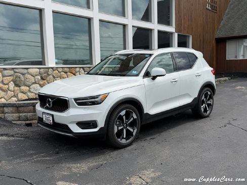 Used 2022 Volvo XC40 T5 Momentum w/ Premium Package AWD/4WD image 1