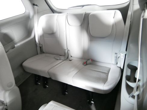 Used 2017 Kia Sedona L image 33