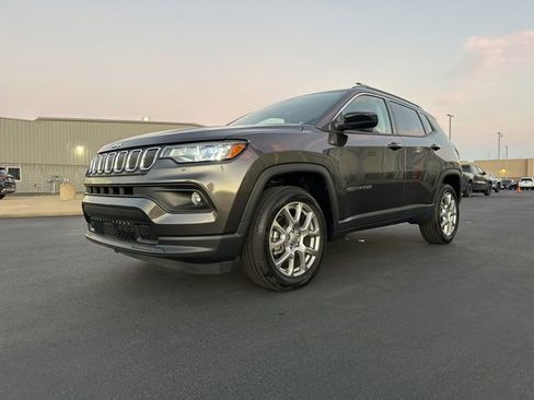 Used 2022 Jeep Compass Latitude image 3