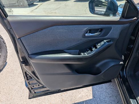 Used 2023 Nissan Rogue SV FWD image 11