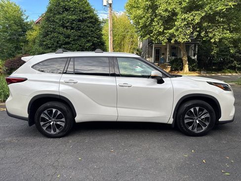 Used 2021 Toyota Highlander XLE AWD/4WD image 6