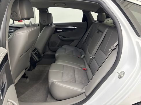 Used 2014 Chevrolet Impala LT w/ Convenience Package image 21