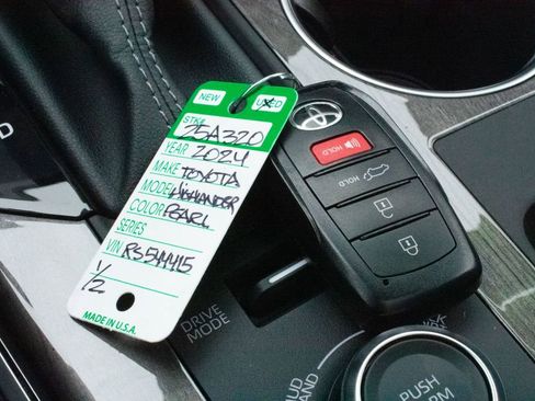 Used 2024 Toyota Highlander Limited image 35