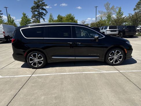 Used 2024 Chrysler Pacifica Pinnacle FWD image 11