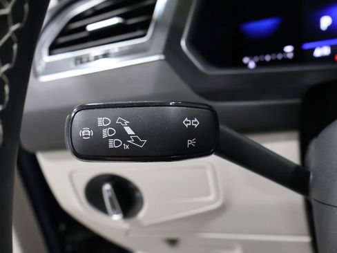 Used 2022 Volkswagen Tiguan SE image 36