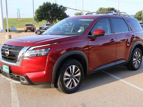 Certified 2023 Nissan Pathfinder SL FWD image 3