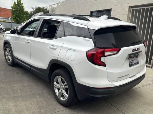 Used 2022 GMC Terrain SLE w/ Driver Convenience Package FWD image 4