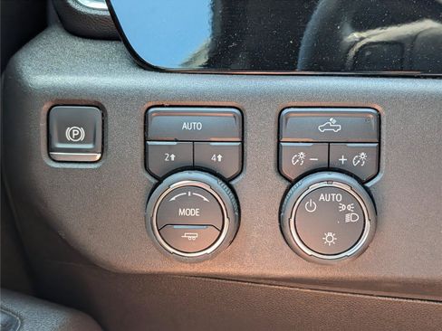 Used 2025 Chevrolet Silverado 1500 LT AWD/4WD image 26
