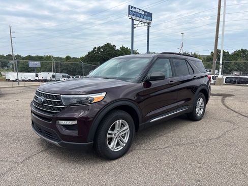 Used 2023 Ford Explorer XLT w/ Equipment Group 202A AWD/4WD image 3