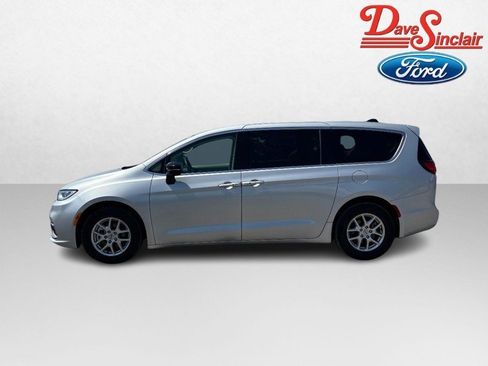 Used 2024 Chrysler Pacifica Touring-L FWD image 10