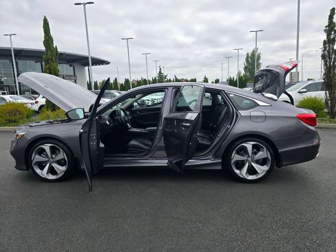 Used 2018 Honda Accord Touring image 11