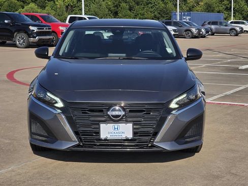 Used 2025 Nissan Altima 2.5 SV FWD image 2
