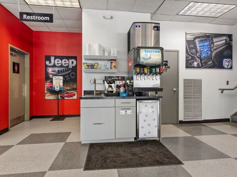 Used 2018 Jeep Grand Cherokee Laredo image 11