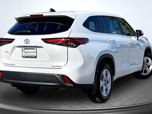 Used 2023 Toyota Highlander LE AWD/4WD image 6