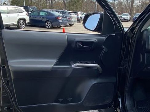 Used 2019 Toyota Tacoma SR5 AWD/4WD image 13