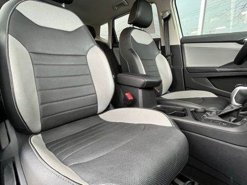 Used 2022 Volkswagen Taos SEL image 31