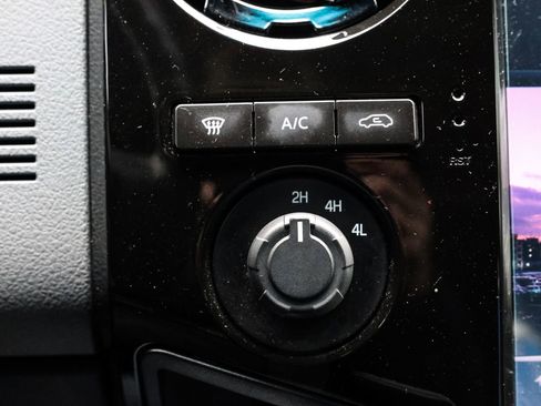 Used 2016 Ford F450 XLT w/ XLT Interior Package image 37