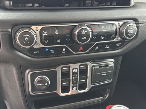 Used 2025 Jeep Wrangler Sahara w/ Safety Group image 31