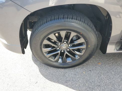 Used 2023 Lexus GX 460 Premium w/ Premium Package image 11