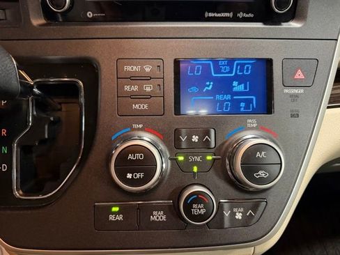 Used 2020 Toyota Sienna XLE FWD image 46