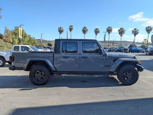 Certified 2023 Jeep Gladiator Sport AWD/4WD image 8