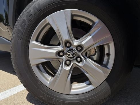 Used 2025 Toyota RAV4 XLE AWD/4WD image 10