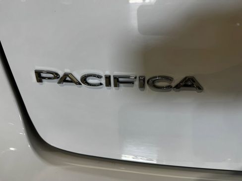 Used 2024 Chrysler Pacifica Touring-L FWD image 32