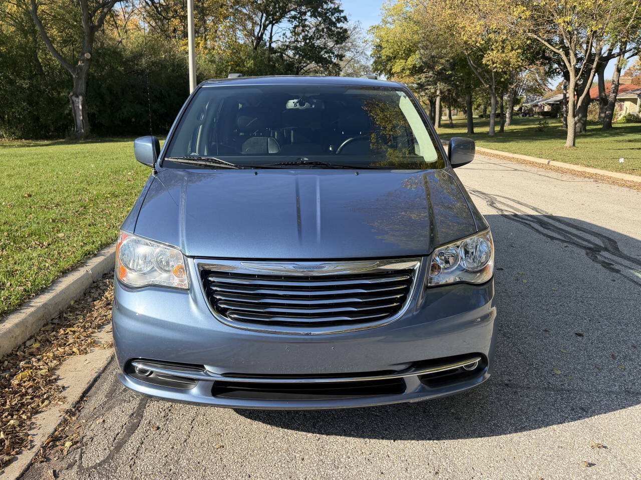 Used 2012 Chrysler Town & Country Touring w/ Entertainment Group #1 FWD image 8