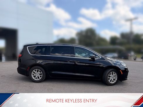 Used 2025 Chrysler Pacifica Select FWD image 4