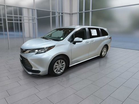 Used 2022 Toyota Sienna LE FWD image 4
