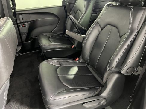 Certified 2024 Chrysler Pacifica Limited image 26