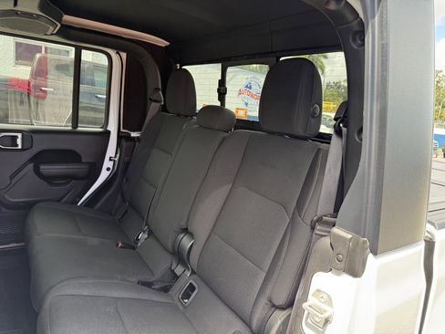 Used 2023 Jeep Gladiator Sport image 11