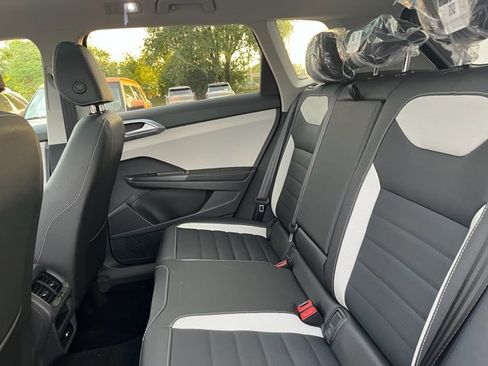 New 2025 Volkswagen Taos SEL image 15