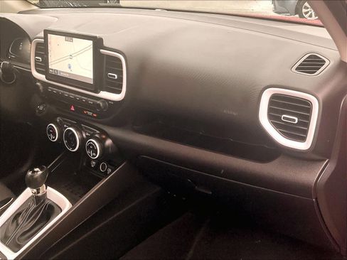 Used 2023 Hyundai Venue Limited image 13